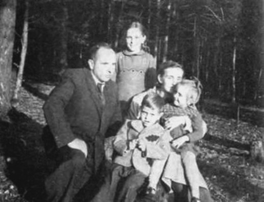 Степан Бандера с женой Ярославой и детьми Натальей, Лесей и Андреем