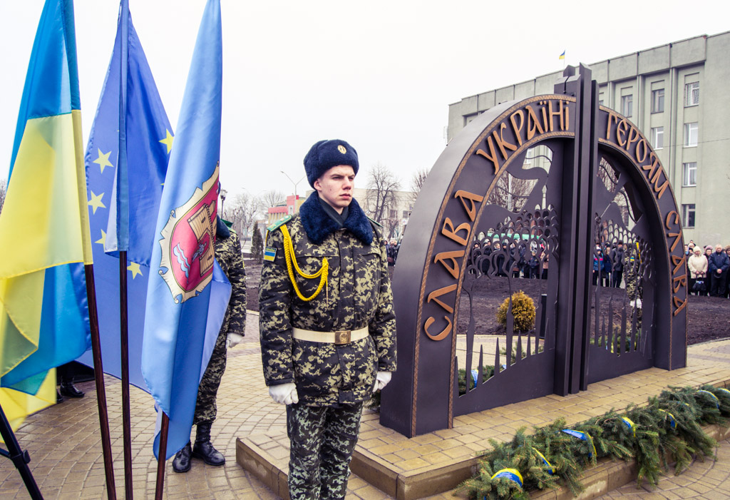 У Красилові відкрили пам’ятник на честь героїв України